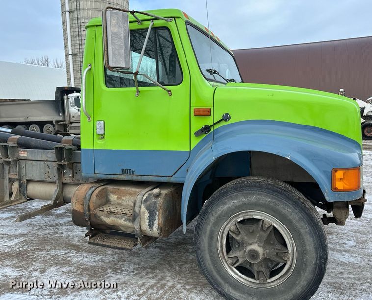 image for item DN0955 1993 International  4900 hook lift truck