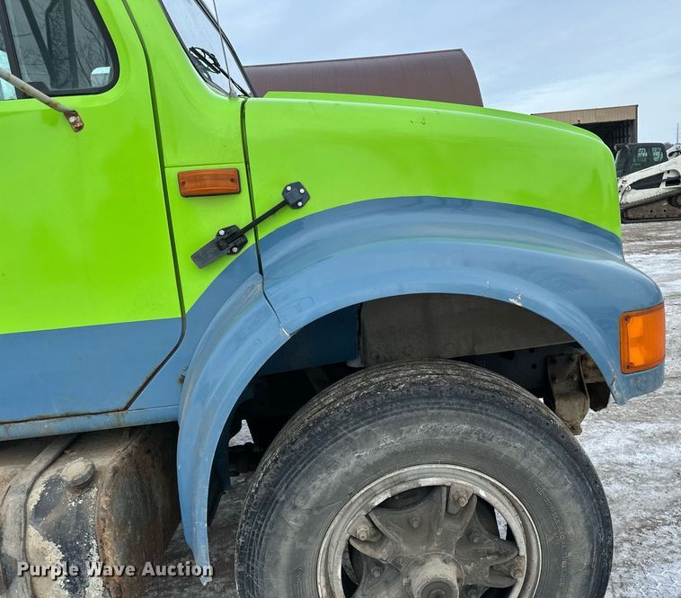 image for item DN0955 1993 International  4900 hook lift truck