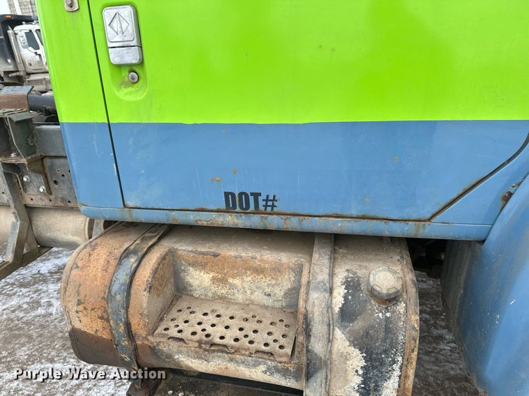 image for item DN0955 1993 International  4900 hook lift truck