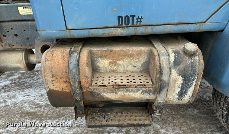 image for item DN0955 1993 International  4900 hook lift truck