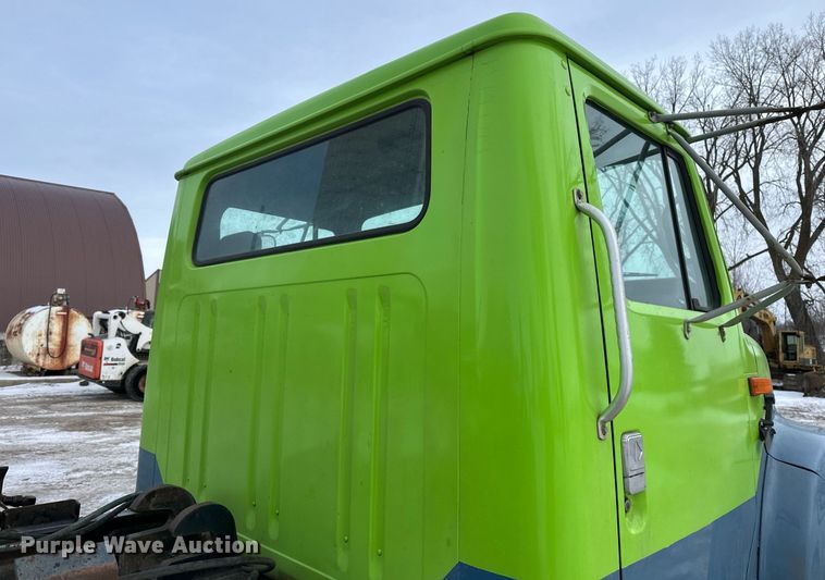 image for item DN0955 1993 International  4900 hook lift truck