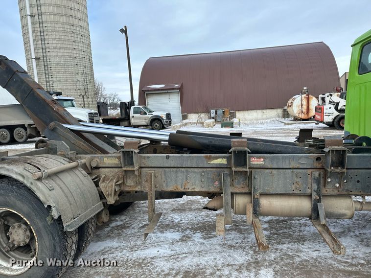 image for item DN0955 1993 International  4900 hook lift truck