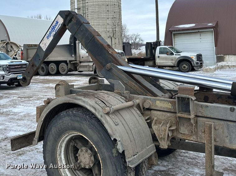 image for item DN0955 1993 International  4900 hook lift truck