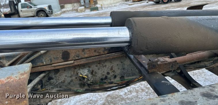 image for item DN0955 1993 International  4900 hook lift truck