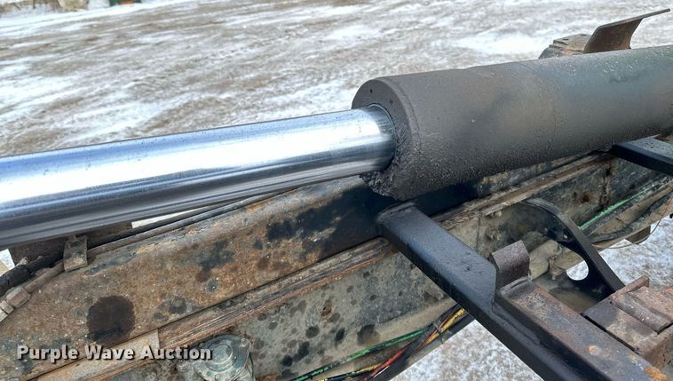 image for item DN0955 1993 International  4900 hook lift truck