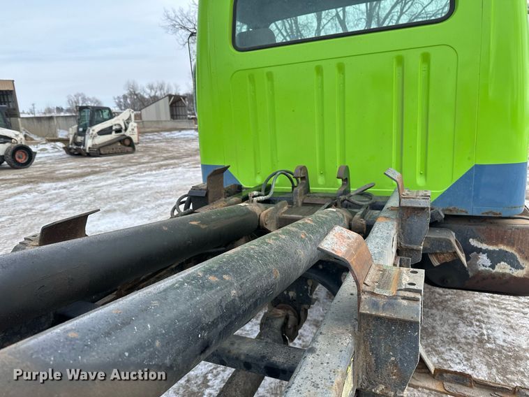 image for item DN0955 1993 International  4900 hook lift truck