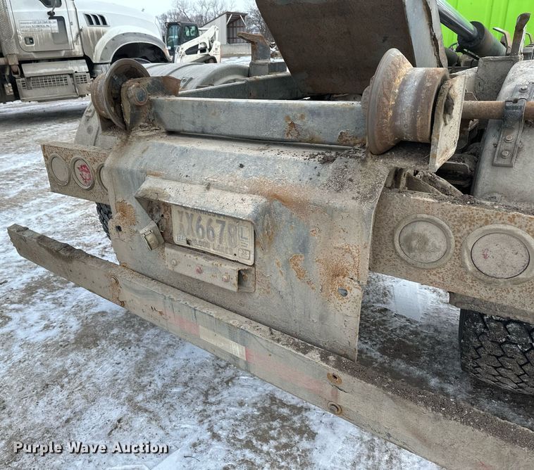 image for item DN0955 1993 International  4900 hook lift truck