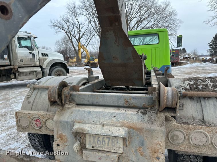 image for item DN0955 1993 International  4900 hook lift truck