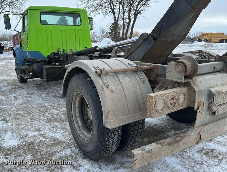 image for item DN0955 1993 International  4900 hook lift truck