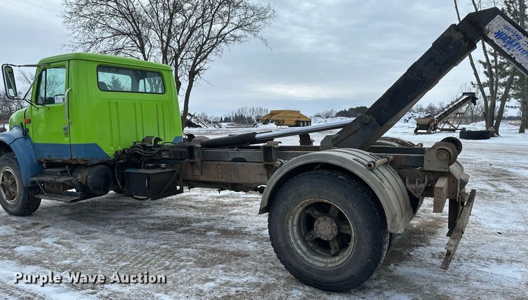 image for item DN0955 1993 International  4900 hook lift truck