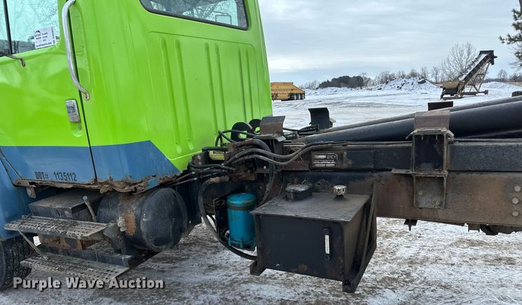 image for item DN0955 1993 International  4900 hook lift truck