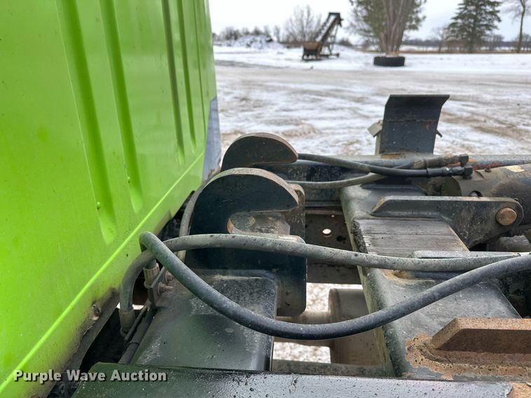 image for item DN0955 1993 International  4900 hook lift truck