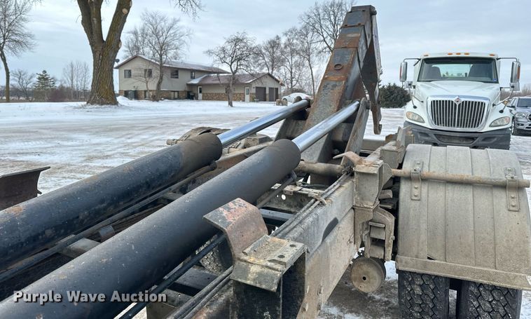 image for item DN0955 1993 International  4900 hook lift truck