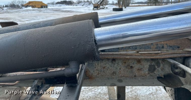 image for item DN0955 1993 International  4900 hook lift truck