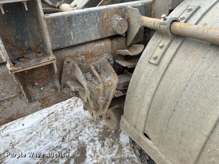 image for item DN0955 1993 International  4900 hook lift truck