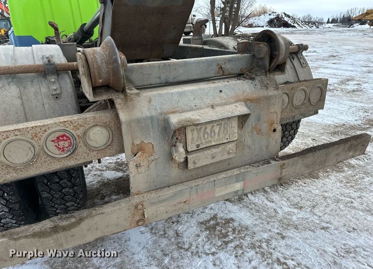 image for item DN0955 1993 International  4900 hook lift truck