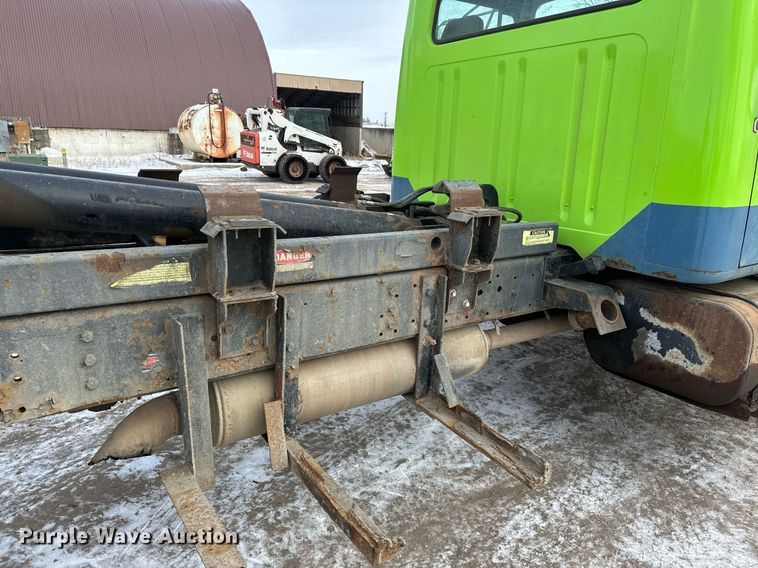 image for item DN0955 1993 International  4900 hook lift truck