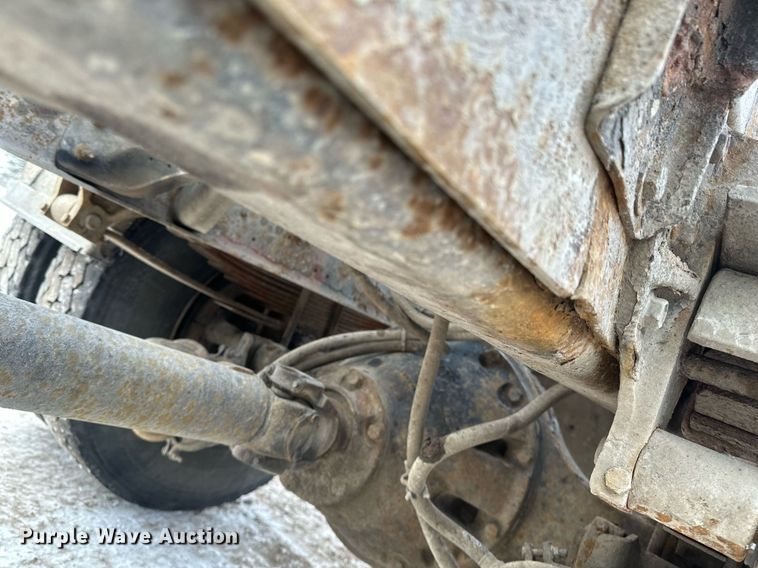 image for item DN0955 1993 International  4900 hook lift truck