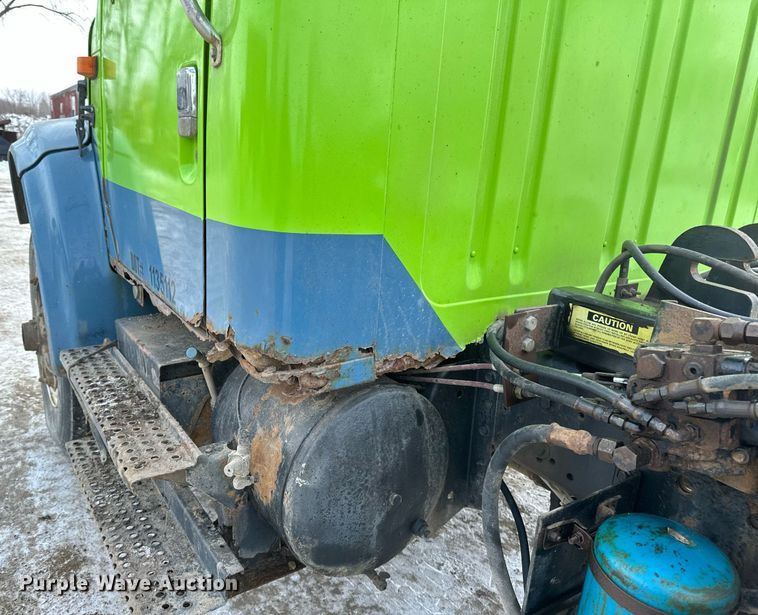 image for item DN0955 1993 International  4900 hook lift truck