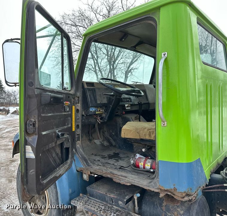 image for item DN0955 1993 International  4900 hook lift truck