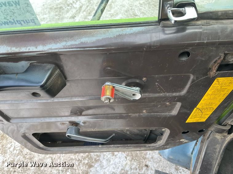 image for item DN0955 1993 International  4900 hook lift truck