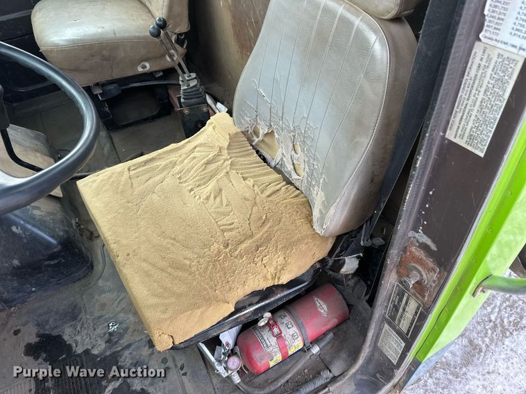 image for item DN0955 1993 International  4900 hook lift truck