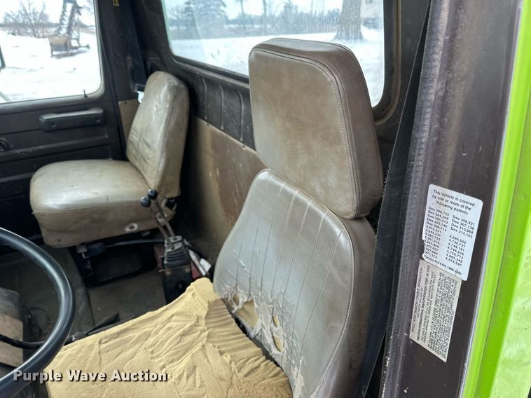 image for item DN0955 1993 International  4900 hook lift truck