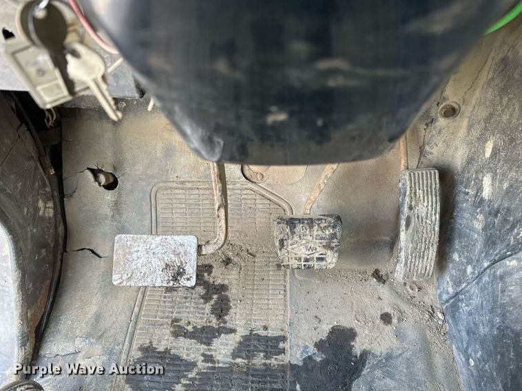 image for item DN0955 1993 International  4900 hook lift truck