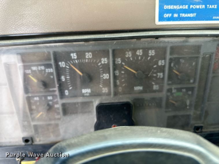 image for item DN0955 1993 International  4900 hook lift truck