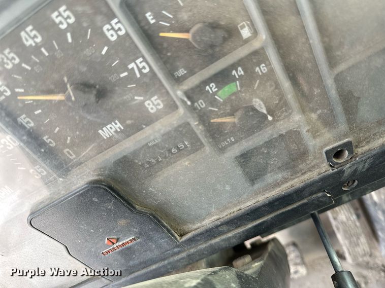 image for item DN0955 1993 International  4900 hook lift truck