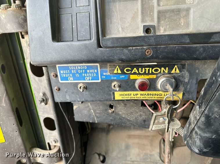 image for item DN0955 1993 International  4900 hook lift truck