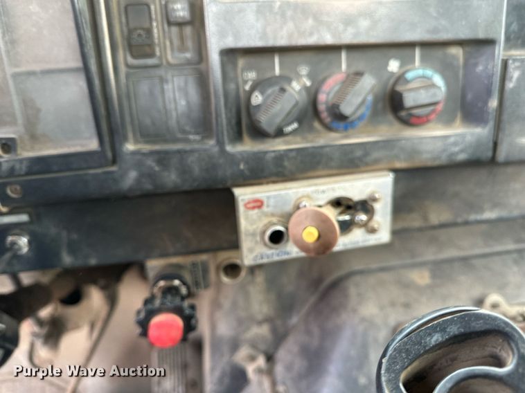 image for item DN0955 1993 International  4900 hook lift truck