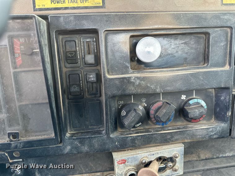 image for item DN0955 1993 International  4900 hook lift truck