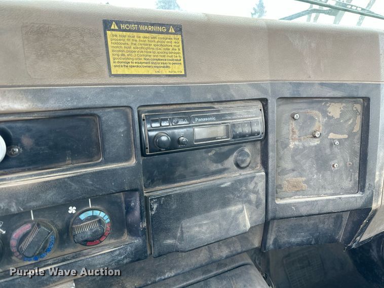 image for item DN0955 1993 International  4900 hook lift truck