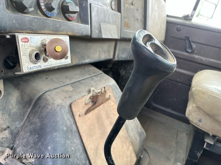 image for item DN0955 1993 International  4900 hook lift truck