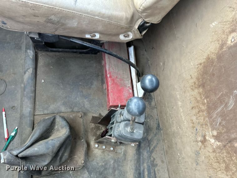 image for item DN0955 1993 International  4900 hook lift truck