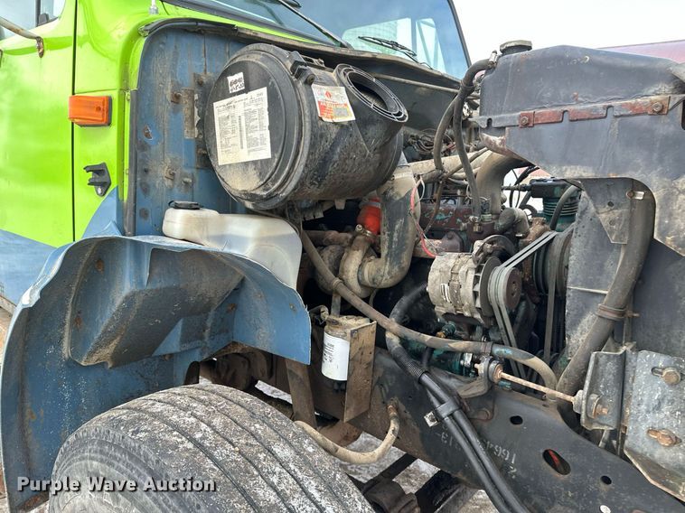 image for item DN0955 1993 International  4900 hook lift truck