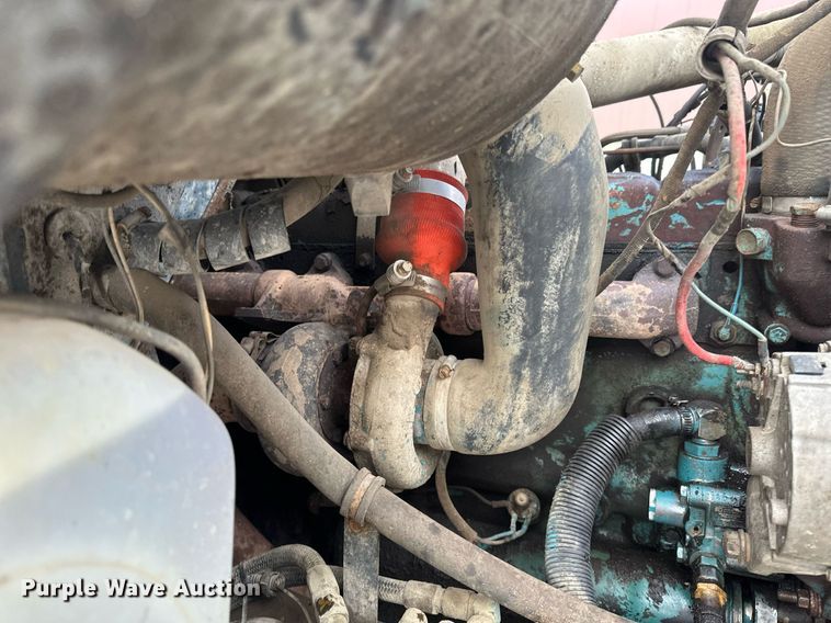 image for item DN0955 1993 International  4900 hook lift truck