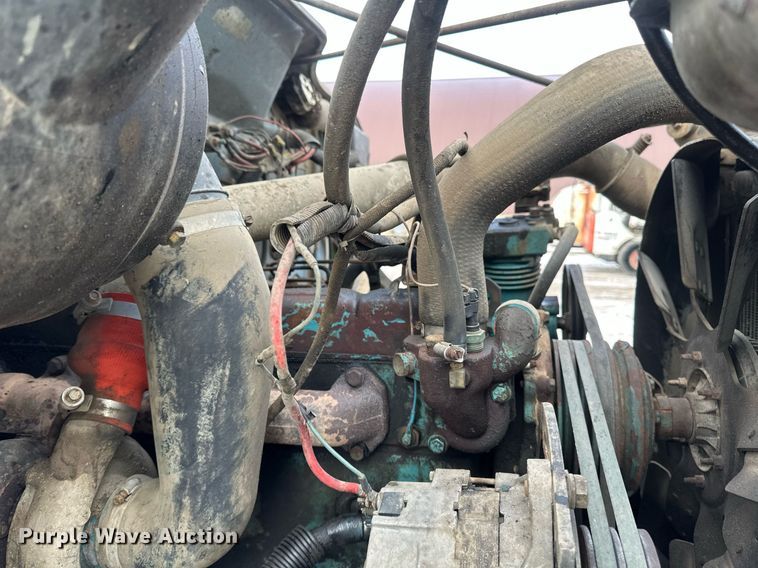 image for item DN0955 1993 International  4900 hook lift truck