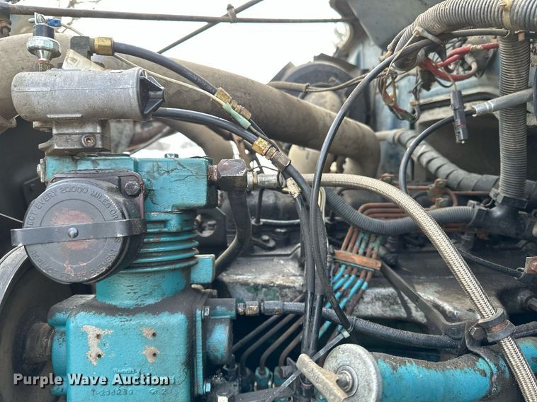 image for item DN0955 1993 International  4900 hook lift truck