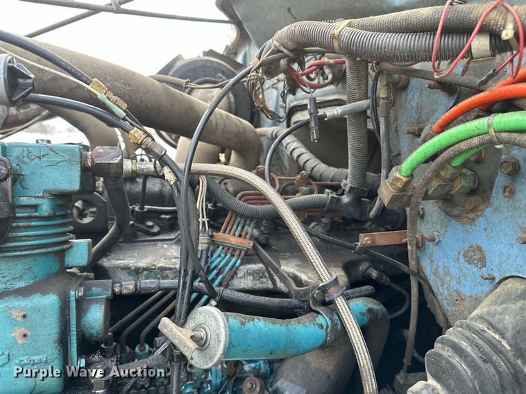 image for item DN0955 1993 International  4900 hook lift truck