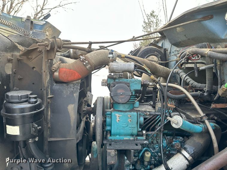 image for item DN0955 1993 International  4900 hook lift truck