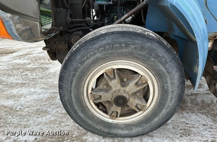 image for item DN0955 1993 International  4900 hook lift truck