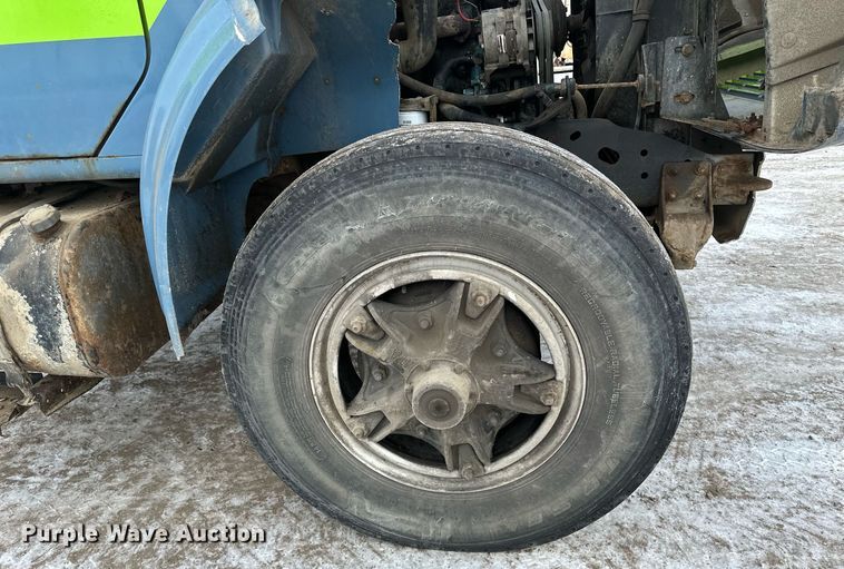 image for item DN0955 1993 International  4900 hook lift truck