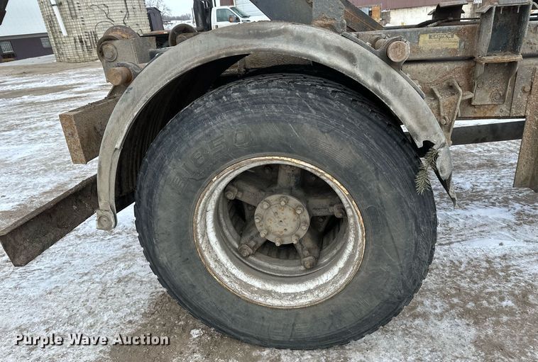 image for item DN0955 1993 International  4900 hook lift truck