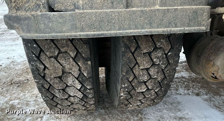 image for item DN0955 1993 International  4900 hook lift truck