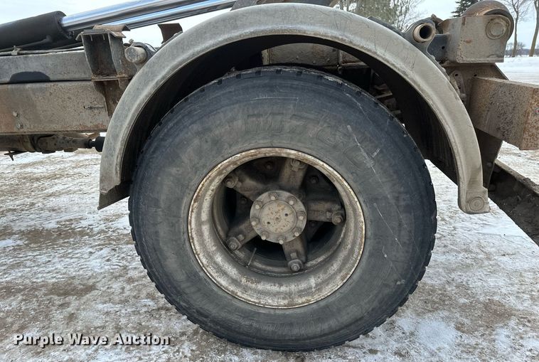 image for item DN0955 1993 International  4900 hook lift truck