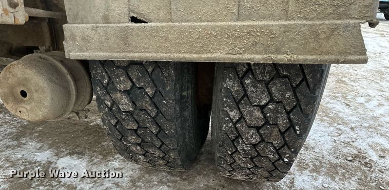 image for item DN0955 1993 International  4900 hook lift truck