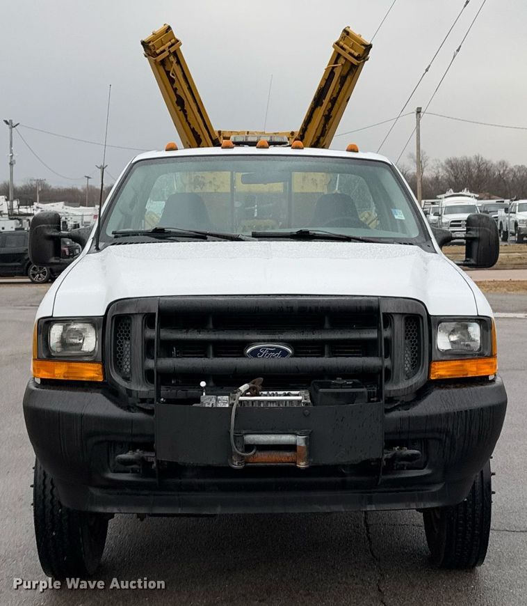 image for item DO0247 2001 Ford F450 Super Duty truck cab and chassis with tree spade