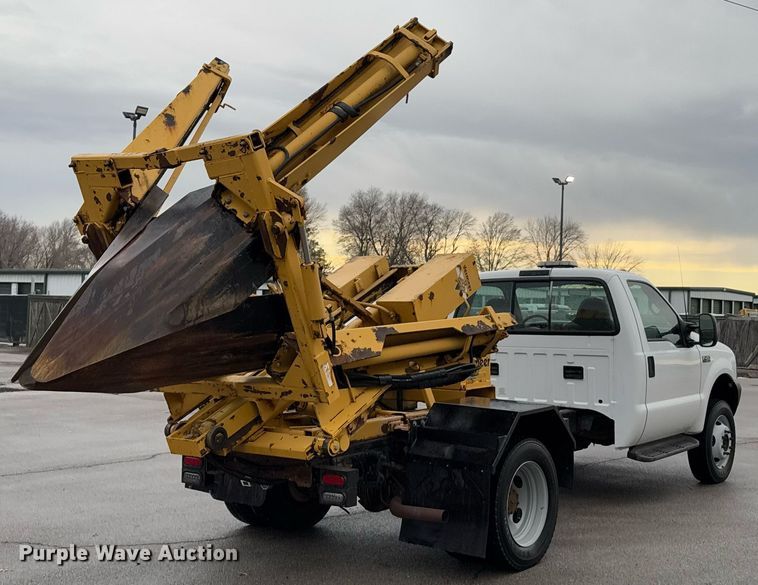image for item DO0247 2001 Ford F450 Super Duty truck cab and chassis with tree spade